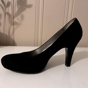 Bandolino black suede heel